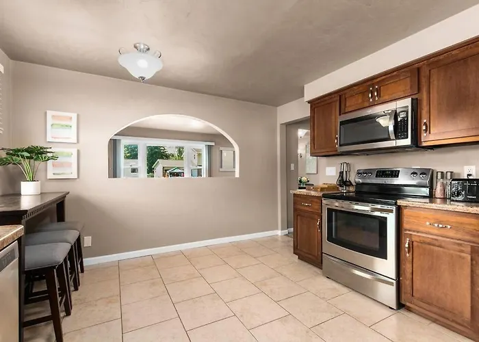 Stadium District Walking Distance, Tailgate Garage