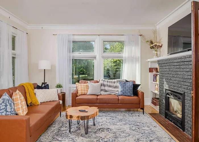 Family Downtown Mansion - Sleeps 13