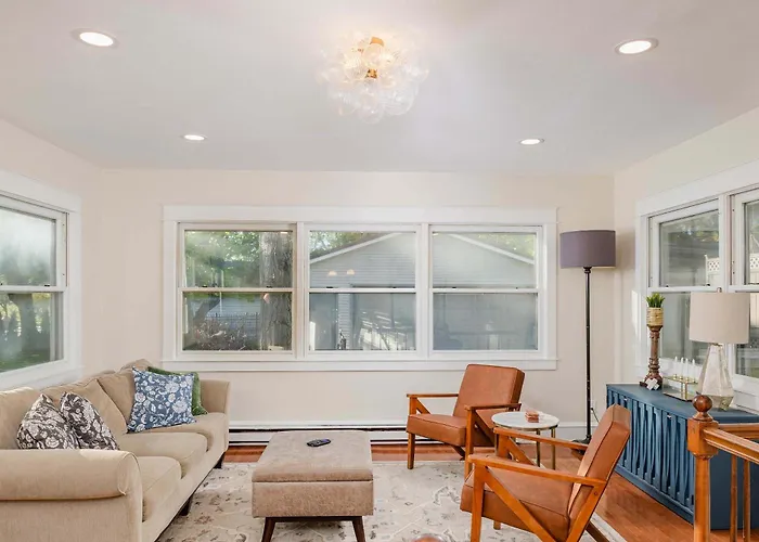 Family Downtown Mansion - Sleeps 13