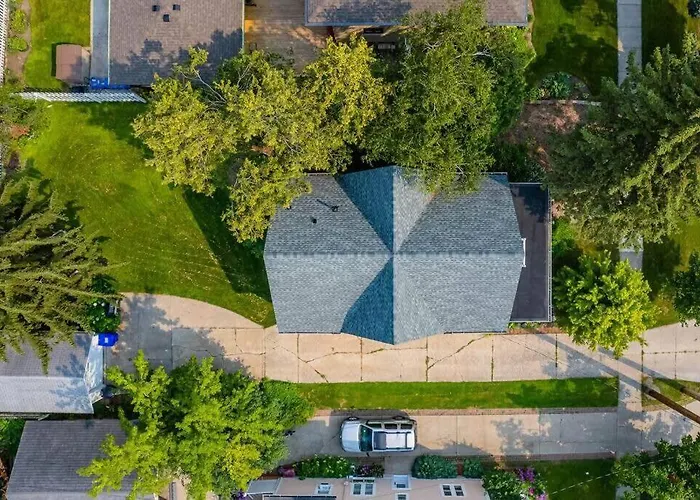 Spacious Downtown Character Home - 4 Bedroom 3 Bath Lawrence University College Ave