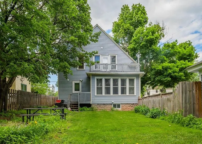 4 Bedroom Family Home - Downtown Lawrence University